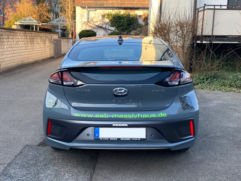 Fahrzeugbeschriftung - Heckansicht eines grauen Hyundai Ioniq 5 mit frischer Folienbeschriftung