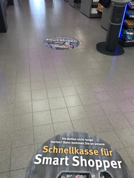 Fußbodenmarkierung - zwei Spezialaufkleber aus der Nähe fotografiert für E-Center Stengel in Fürth