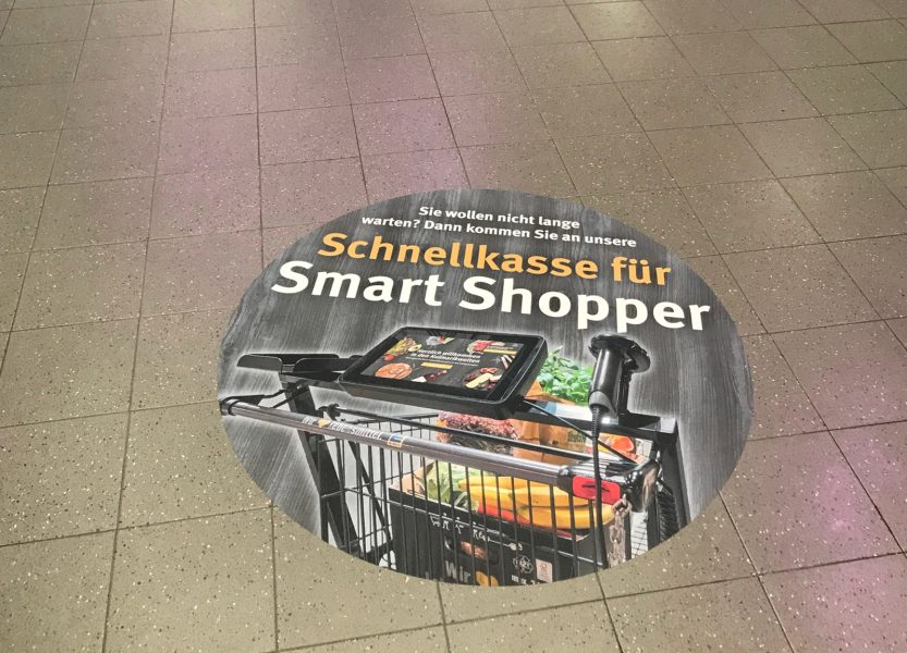 Fußbodenmarkierung - Spezialaufkleber aus der Nähe fotografiert für E-Center Stengel in Fürth