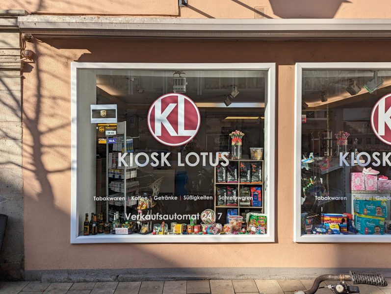 Schaufensterfolierung Kiosk Lotus