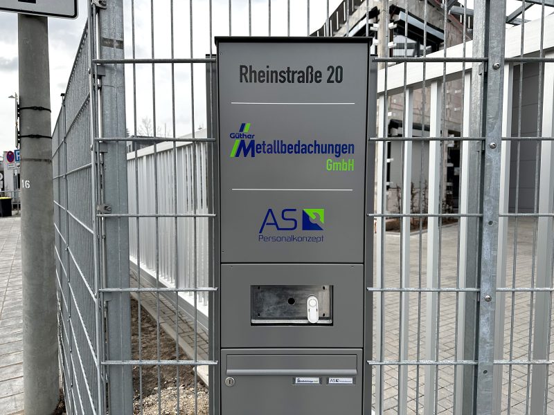 Klingeltafel-Beschriftung in der Rheinstraße 20 - 2 Logos und Straßenname, sowie Klingelschilder