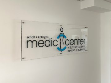 medic center Markt Erlbach - Plexischild mit Abstandshaltern