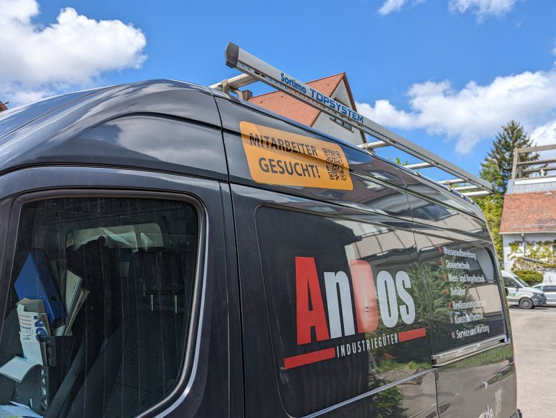 AnDos Industriegüter - "Mitarbeiter gesucht"-Aufkleber auf der Fahrerseite