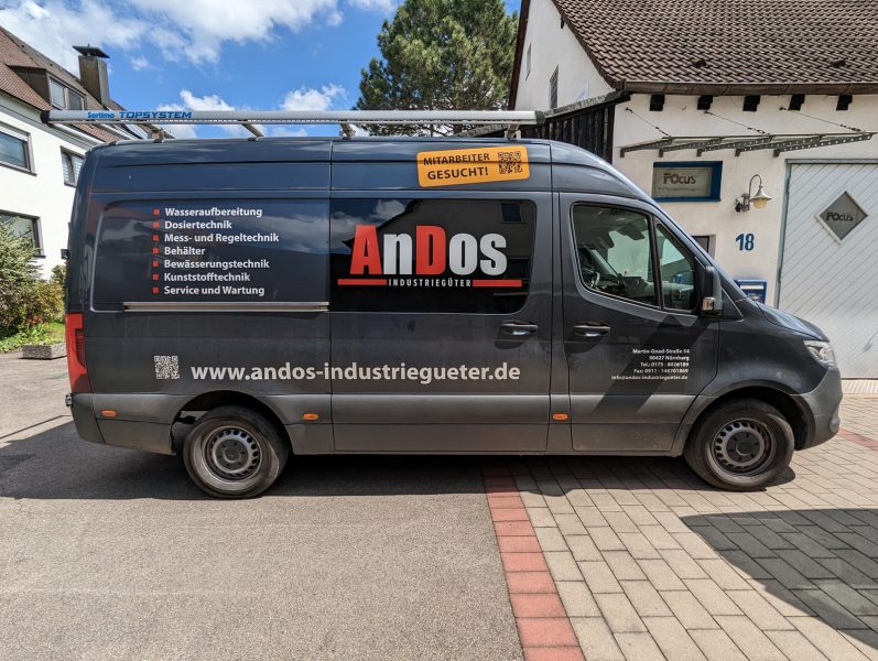 AnDos Industriegüter - "Mitarbeiter gesucht"-Aufkleber auf der Beifahrerseite