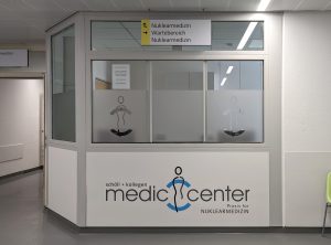 Medic Center - Nuklearmedizin im Klinikum Fürth - Anmeldung Glasdekor und Logo