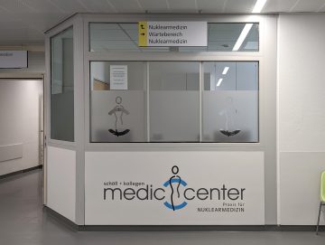Medic Center - Nuklearmedizin im Klinikum Fürth - Anmeldung Glasdekor und Logo