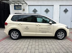 Taxi VW Touran mit Beklebung auf 4 Türen - Beifahrerseite
