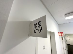 IU Duales Studium Nürnberg - Toilettenschild unisex