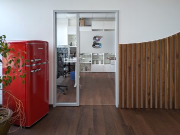 Durchlaufschutz an den Bürotüren bei Geneon | Folie mit Logo