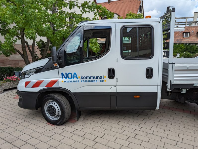 Seitenansicht und Nahaufnahme der Fahrzeugfolierung für NOA Kommunal