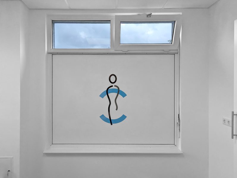 Medic Center Markt Erlbach - Schaufenster mit Digitaldruckfolie und Logo