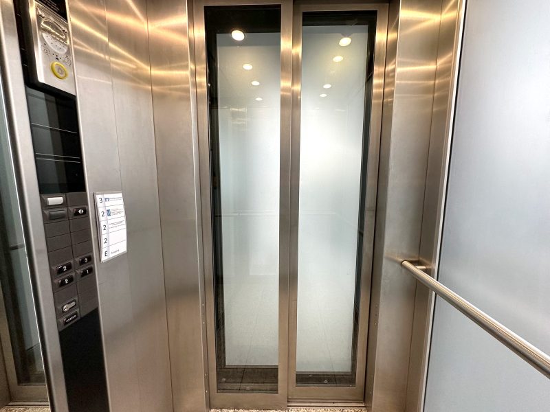 Aufzugstüre mit Milchglas-Folierung von innen