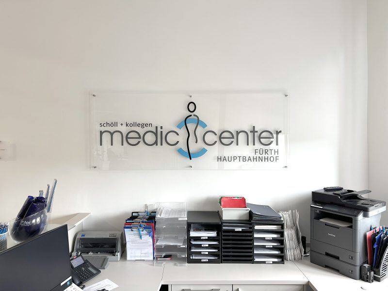 Logo des medic center auf Acrylglas mit Abstandshalter frontal